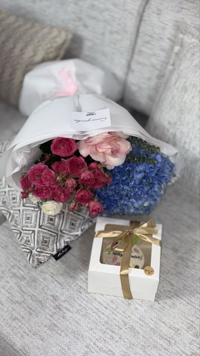 Цветы вчера покупали