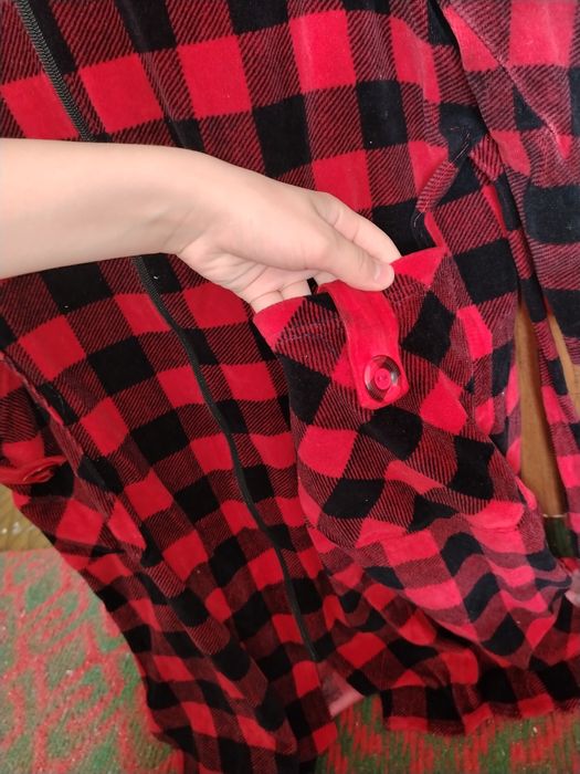 Xalat qizil qora rangli ayollarniki