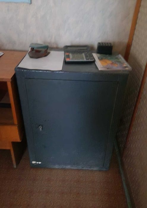 Советский  сейф и металлический шкафчик