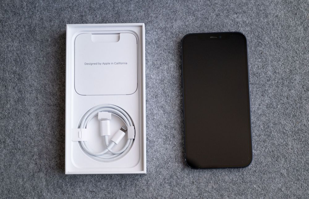 Телефон iPhone 12 / 64GB