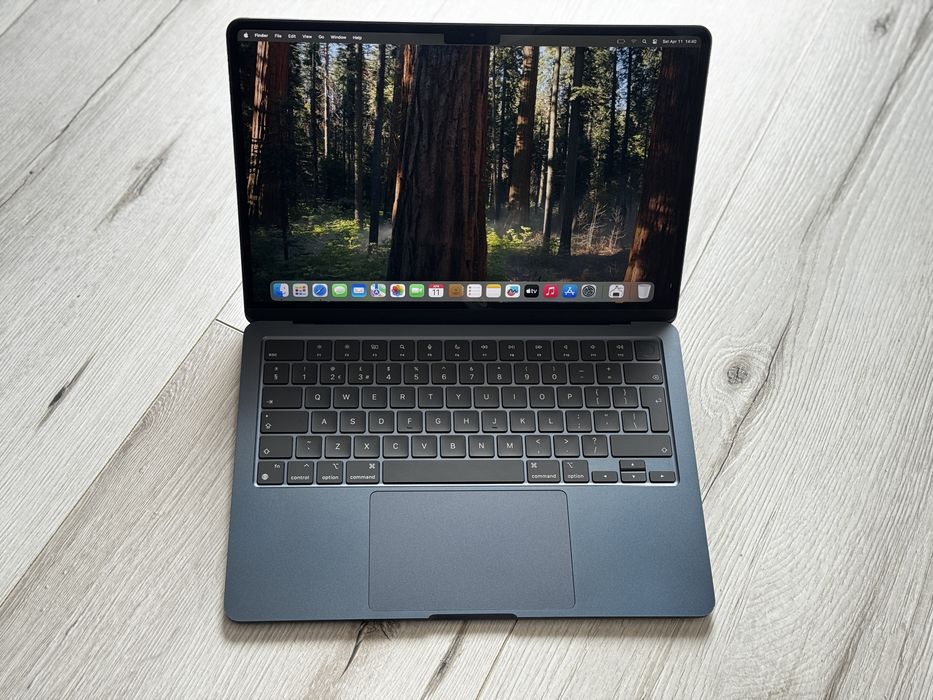 Laptop Apple MacBook Air de 13.6 inch, procesor M2 chip, layout tastatura internațional,culoarea Midnight, impecabil