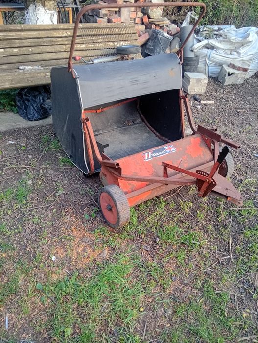 Dispozitiv de colectare iarba pentru tractoras