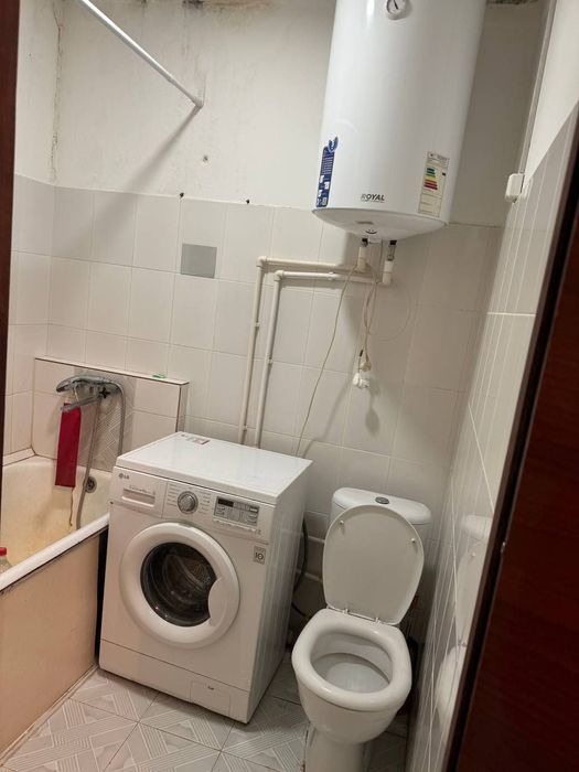 Сотилади 1 хона 2 чи этаж холати уртача мактаб богча бозор якин локаци