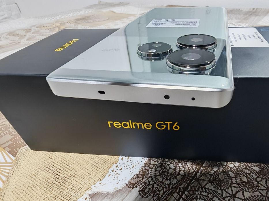Realme GT 6 Global 12/256 GB, экран с трещиной, читайте описание!