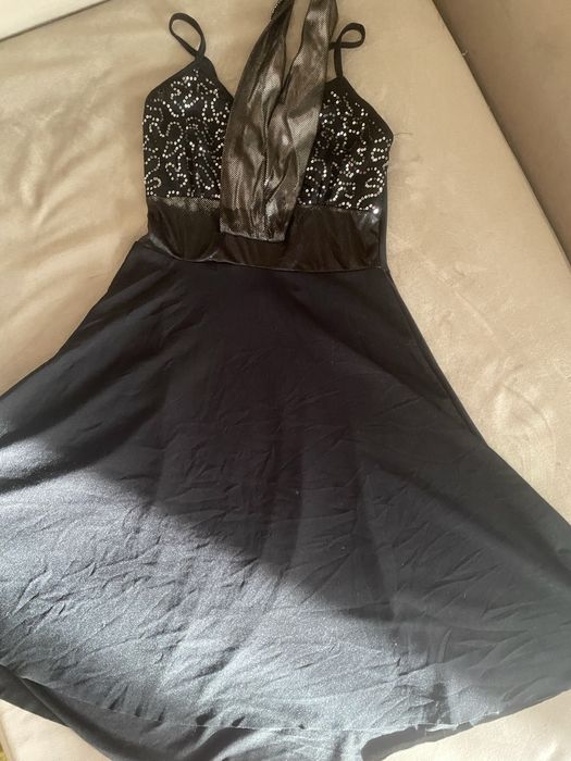 Платье ,черное , короткое , открые плечи .