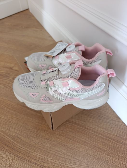 Продам детскую обувь-кроссовки