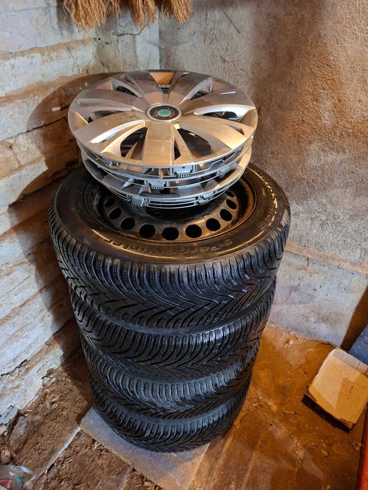 4 броя зимни гуми 205/55 R16 91H  BF Goodrich g-force winter заедно с 4 броя стоманени джанти и предпазни тасове