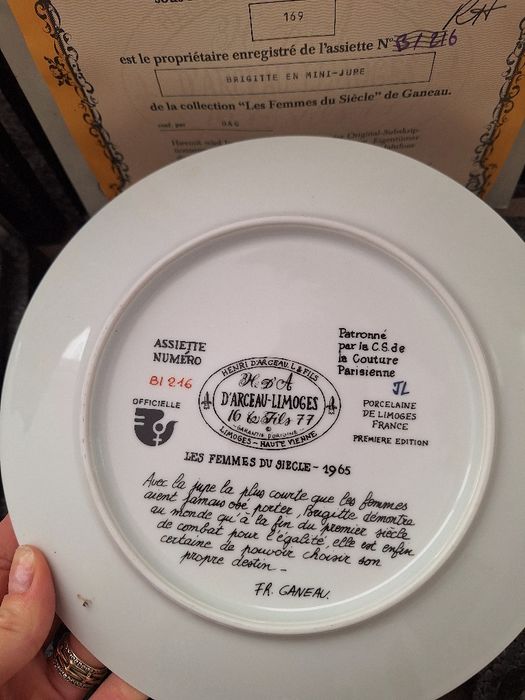 Декоративни чинии " Жените на века"