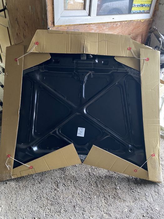 Капот на Toyota Carina E