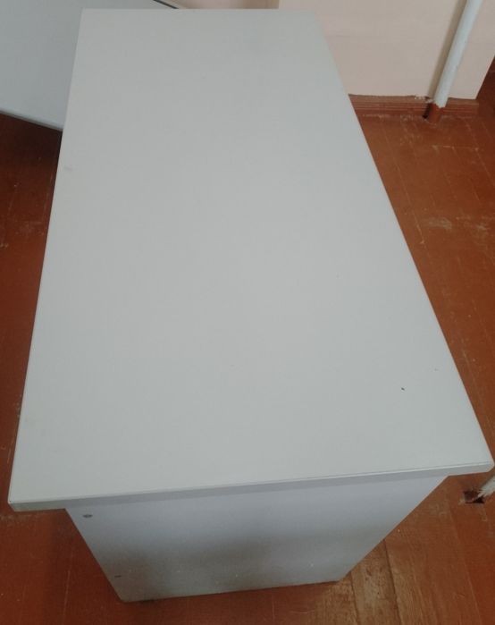 Sotiladi srochno arzon narxda.Parta va stul