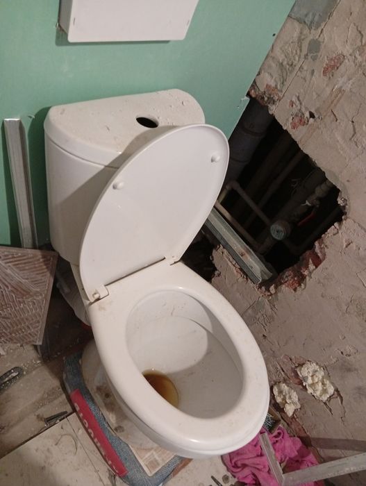 Унитаз в хорошом состояние