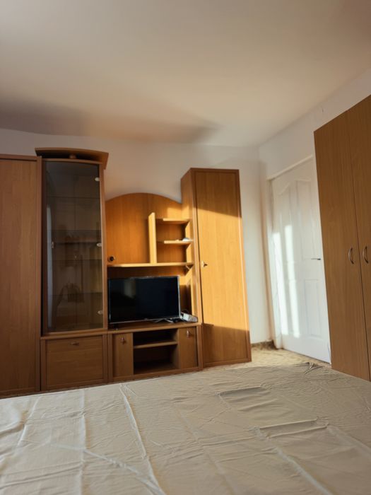 Direct proprietar inchiriez apartament  1 camera 40 mp utili plus balcon