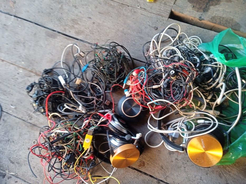 Продам  телефоны шнуры DVD видеомагнитофон