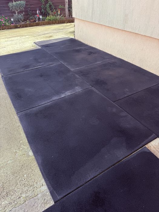 Tartan negru folosit in sala de fitness