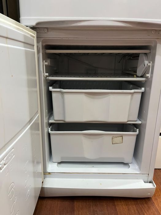Продам холодильник Indesit