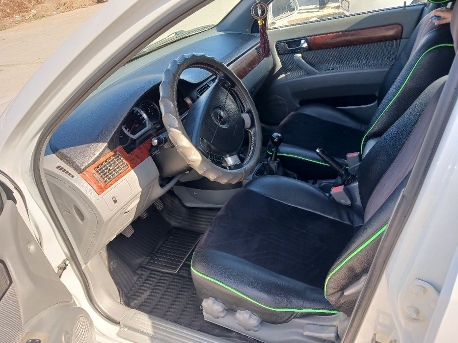 Ласетти 1,8 тезда сотилади