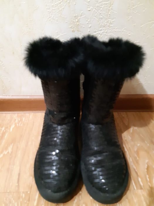 Продам зимние угги.