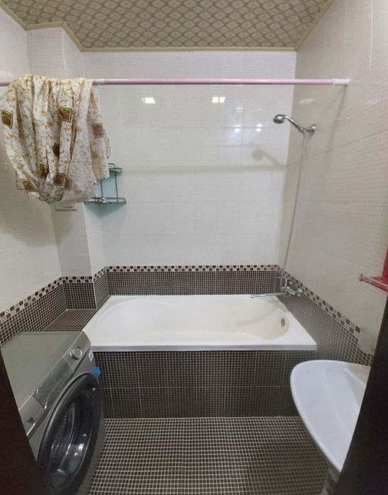 Shayxontohur tumani, Navoiy koʻchasi Mustaqillik maydoni yonida