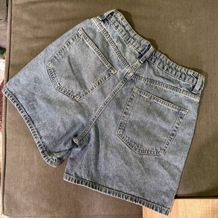 Дънкови бермуди, черна пола- панталон и спортни райрани панталони