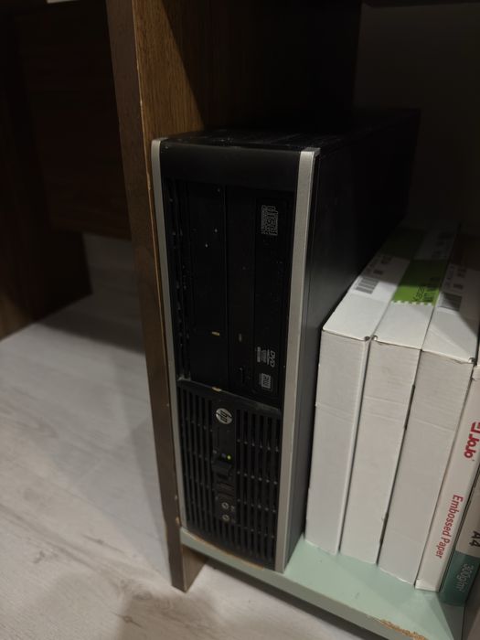 Продавам настолен компютър HP Compaq Elite 8300 SFF + Dell монитор