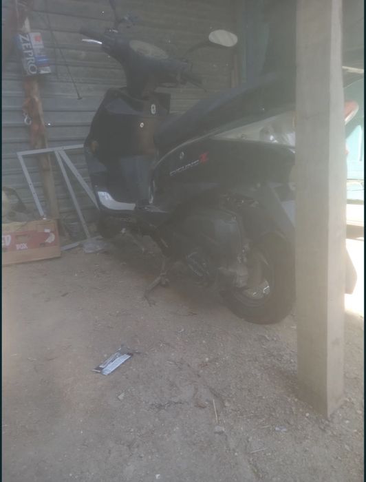 Скутер мопед на ходу