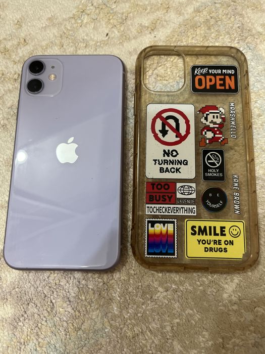 IPhone 11 с чехолом и кабелем