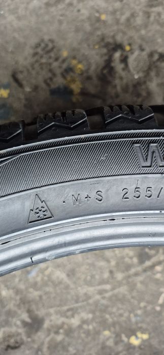 4 anvelope iarna Nokian 255/40/21.Pretul este pe bucata.