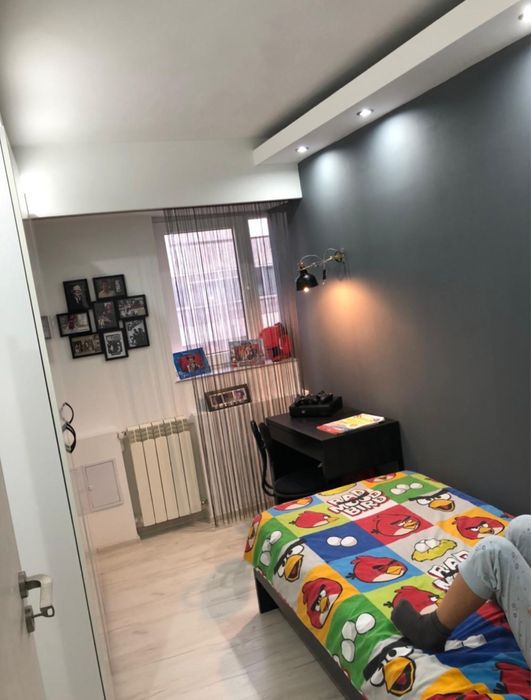 Închiriez apartament cu 2 camere (făcute  3), în zona Camerei de Comerț