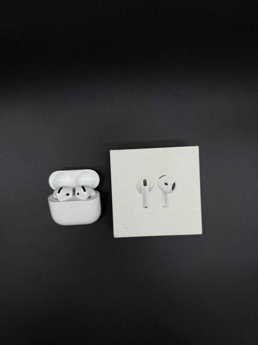 Apple AirPods (4th Gen)