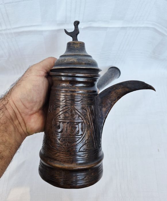 Ibric arăbesc vechi din alamă cu mâner lung si gravuri arabe deosebite.