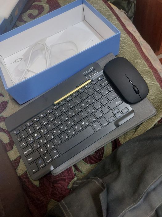 Планшет детский имеется клавиатура мышка ручка