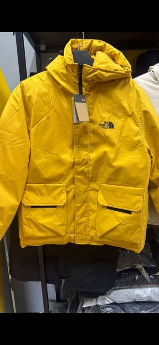 В продаже мужские куртки