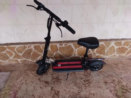 Trotineta electrica cu scaun și cheie