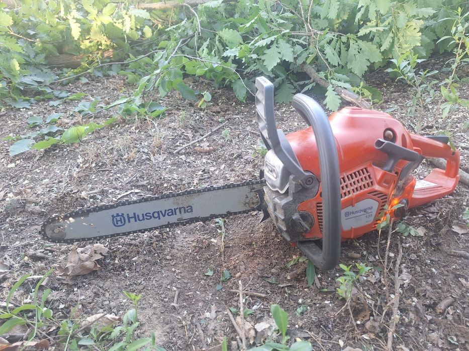Vând Husqvarna 135 am tăiat maxim 5-6 cărucioare de lemne nr tel:0765698602