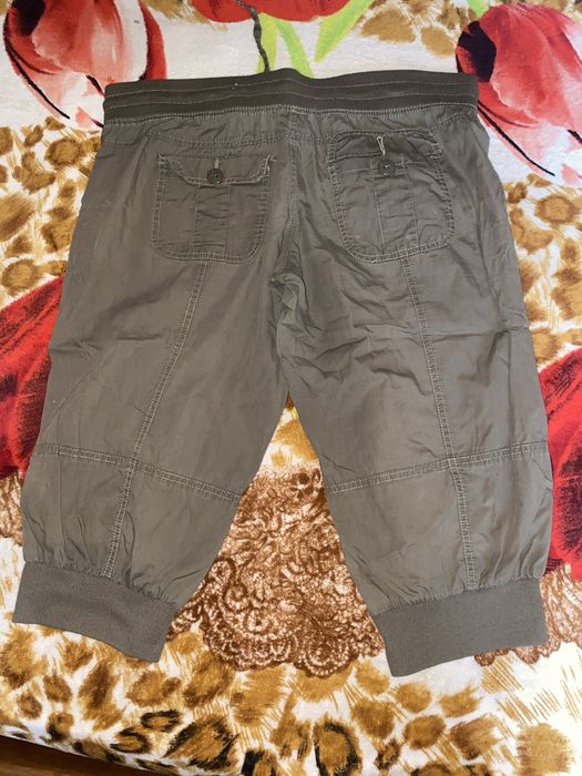 Pantaloni 3/4 bej, mărimea 40 universal.