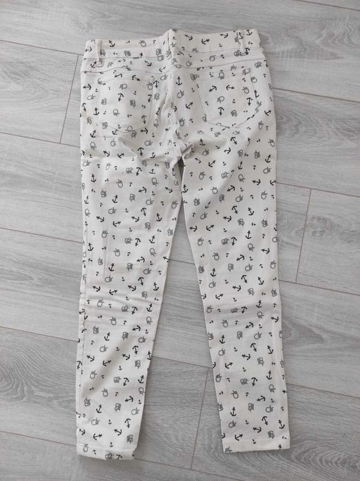 Бял есластичен панталон с котвички