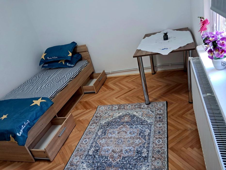 Inchiriez apartament 3 camere centrala proprie, proaspat renovat.