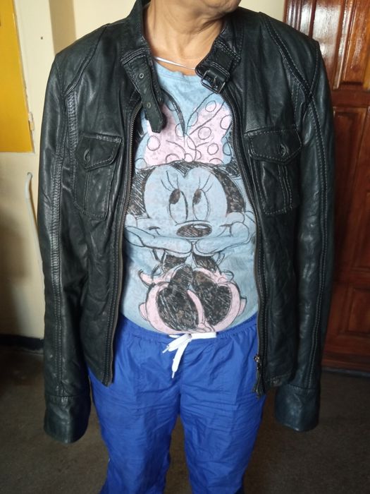 Vand geaca de piele neagra in stare buna