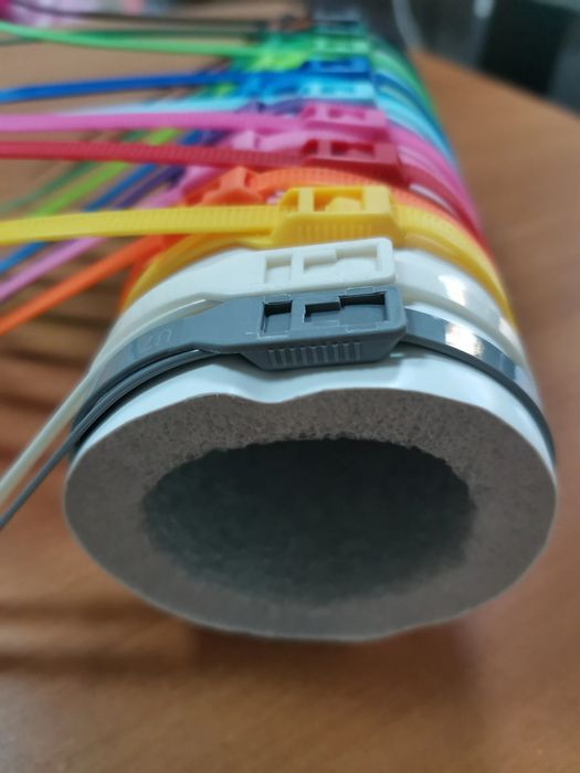 Пластиковые разноцветные хомуты/стяжки для игровых детских лабиринтов