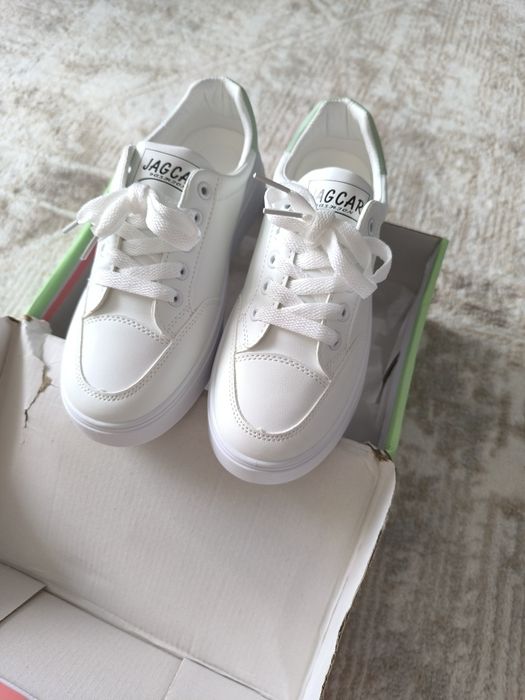 Продам новые кросовки