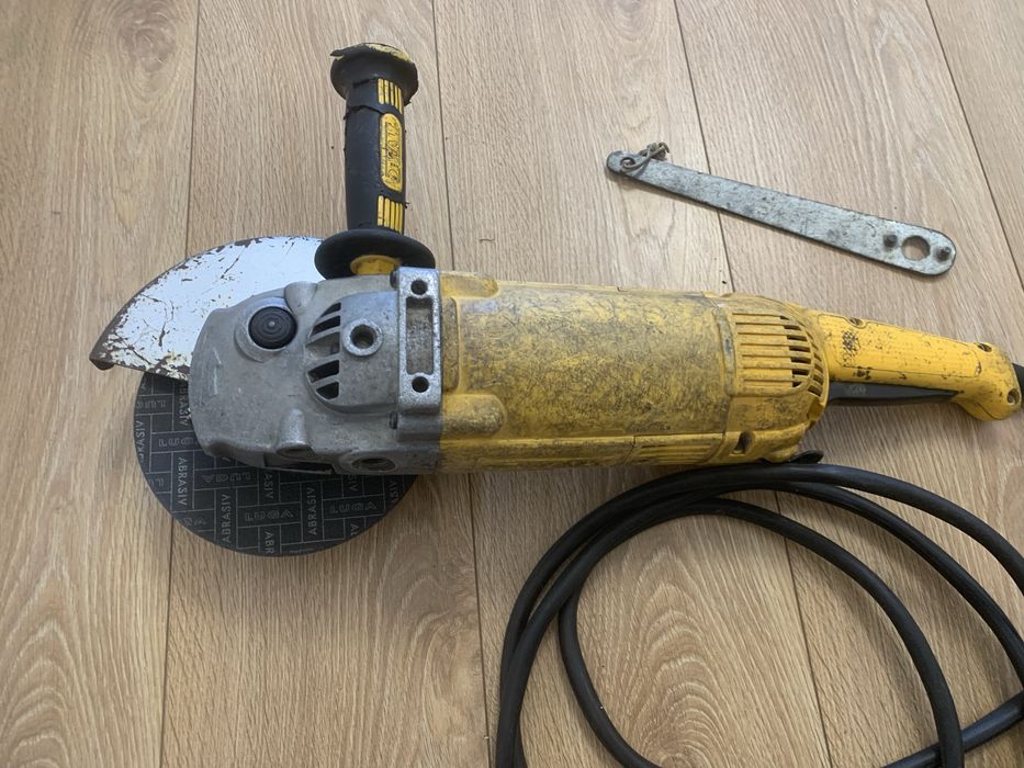 Болгарка DeWALT