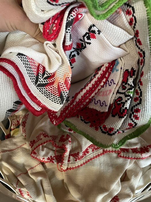 Lot fete de masa,servetele brodate manual.