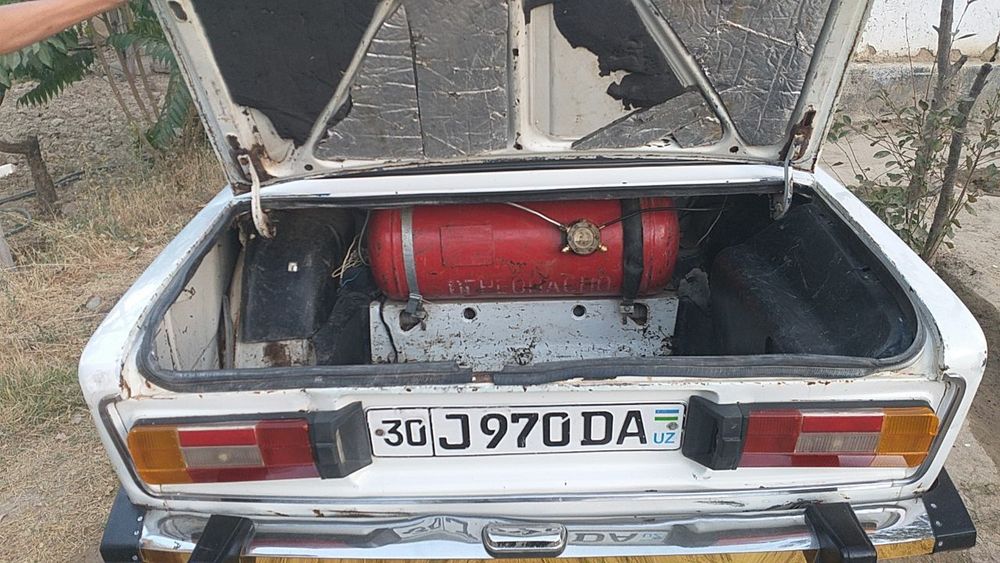 машина ВАЗ 2103.