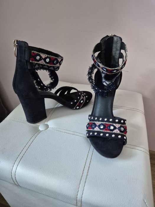 Дамски сандали на висок ток от колекцията Ellie Goulding за Deichmann са декорирани с цветни бродерии, мъниста и ресни.