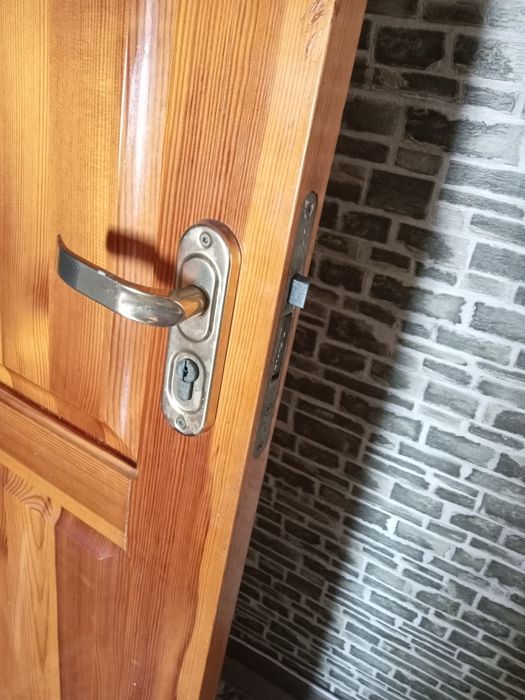 Продам дверь деревянную