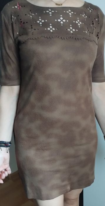 Rochita dreapta ,maneci scurte,model brodat prin perforare