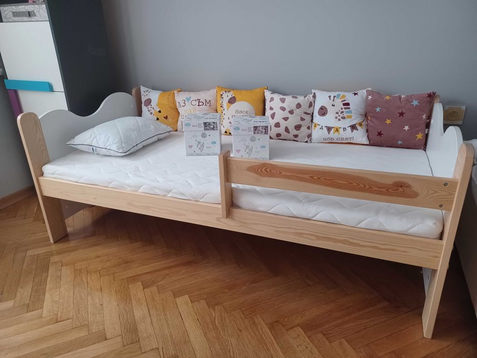 Детско дървено легло 160 × 80 см + матрак + предпазен борд с възглавници + детска възглавница за сън + 2 комплекта детско спално бельо Clasy (Турция).