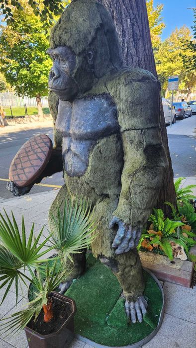 Статуя на горила