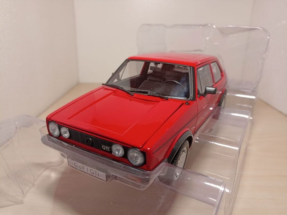 Volkswagen 
Scara 1:18
Welly 

Fotografiile fac parte din descriere...