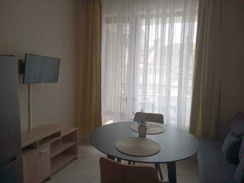 Дава се под наем Двустаен апартамент в Бургас, Център - 50 кв.м за 474.3 € - Снимка #1